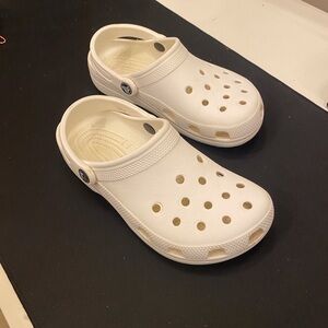 White crocs women’s 6